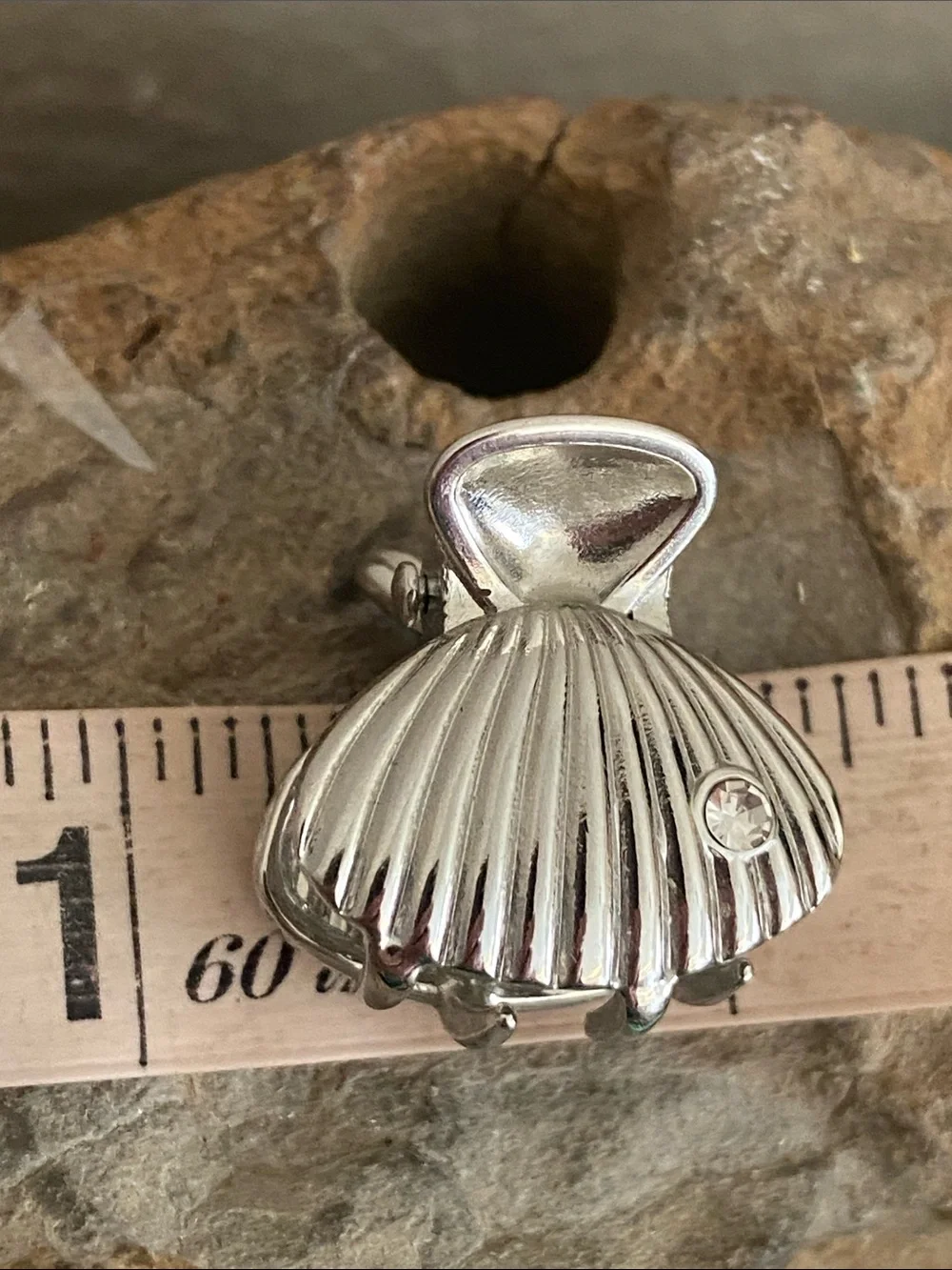 5/$10❤️❤️❤️Fancy Seashell & Rhinestoned Silver Tone Alloy Hair Clip